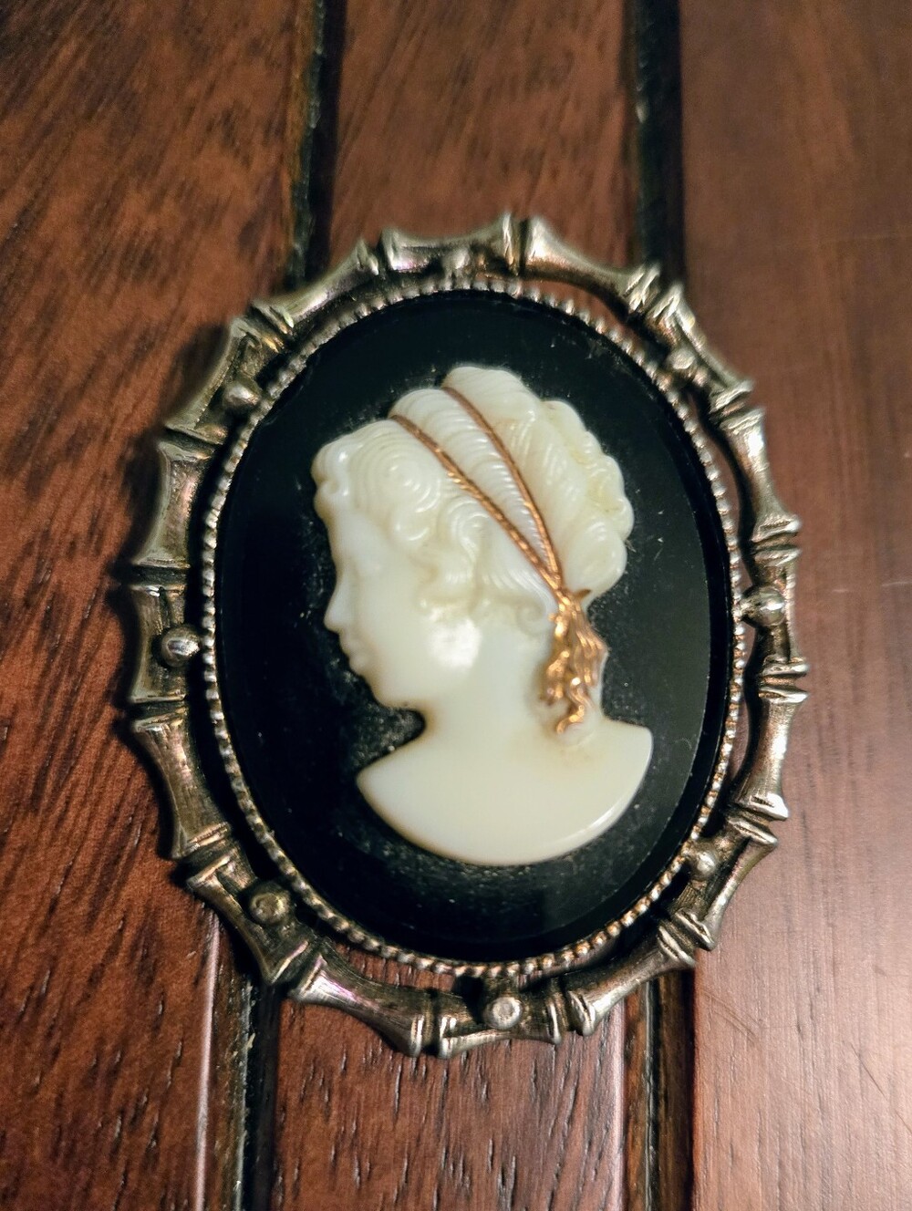 Vintage Glass Cameo Silver Bamboo Frame Brooch